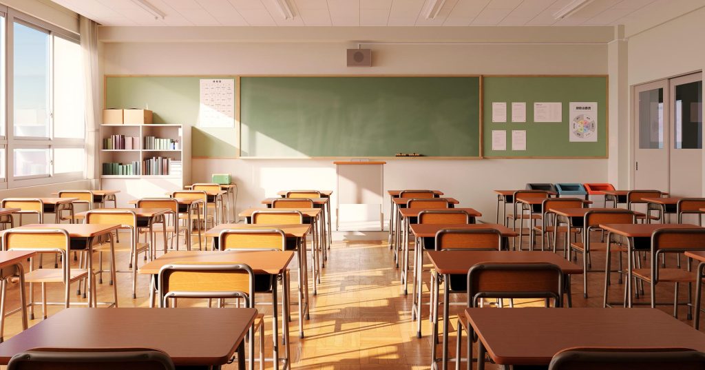 Tyhjään luokkahuoneeseen lankeaa valoa ikkunasta.